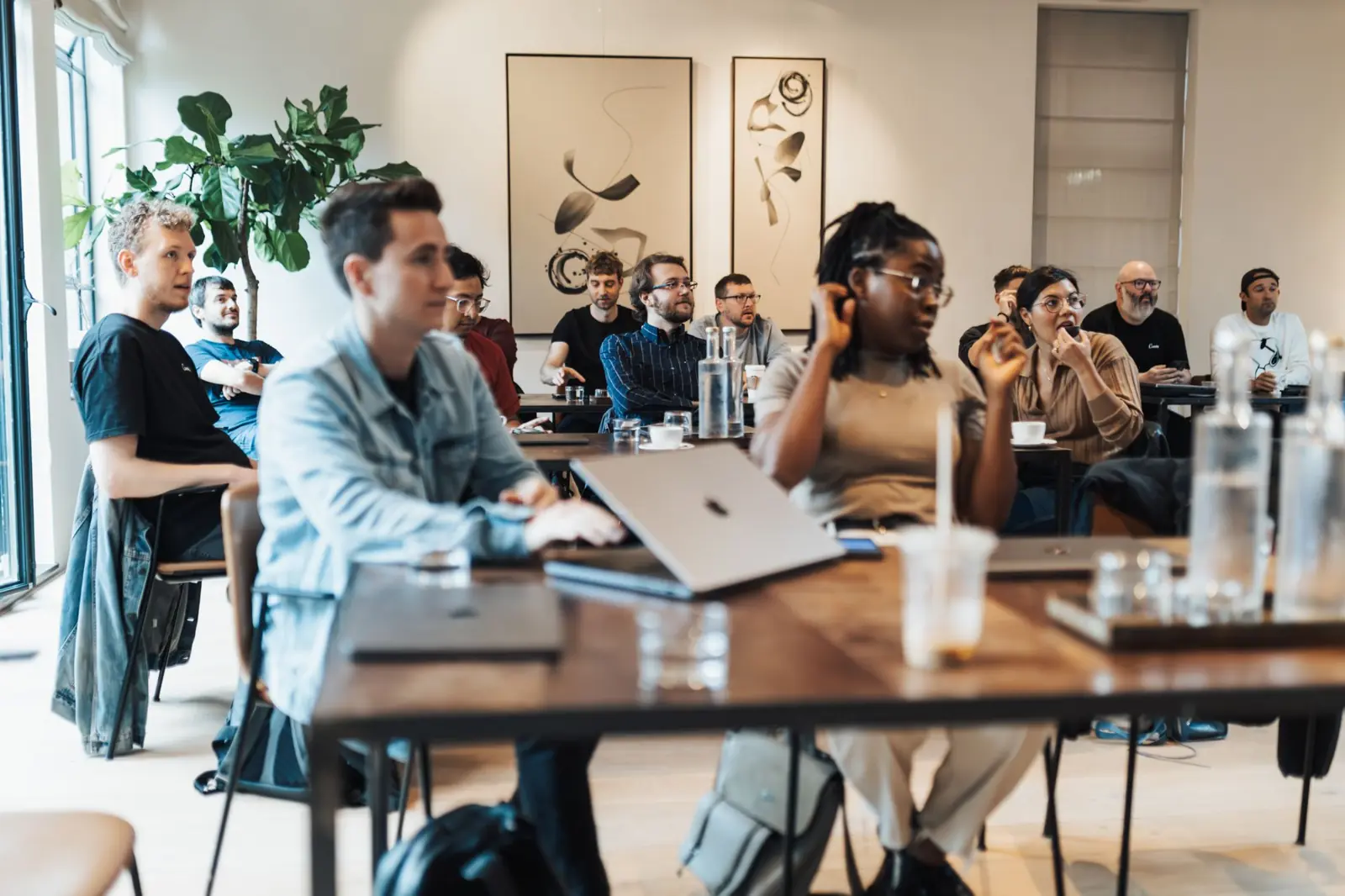 Een team werkt samen aan laptops tijdens een workshop